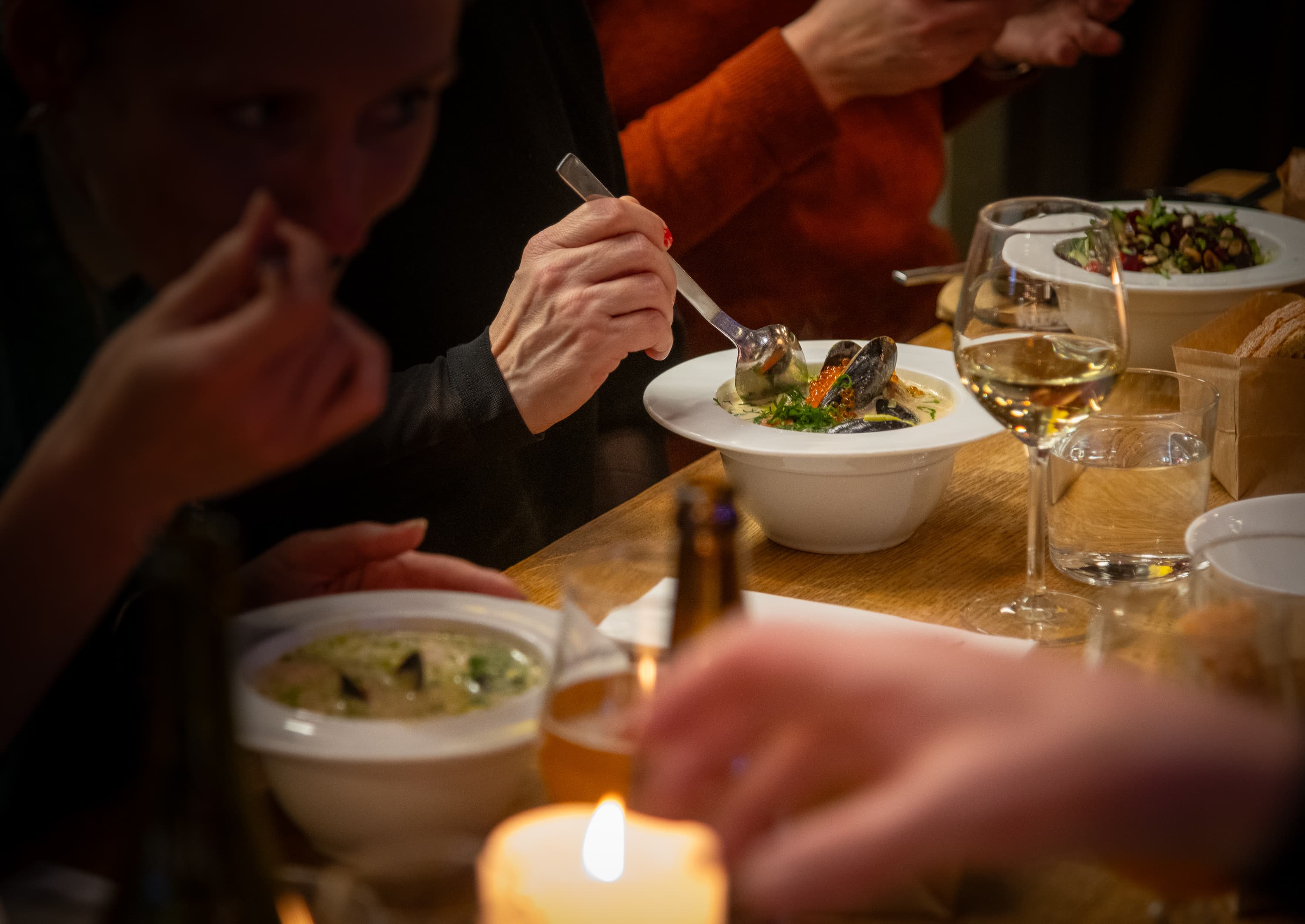 Gjester i baren ved kjøkkenet